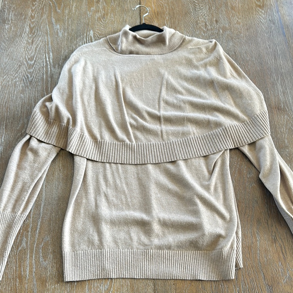 Crew neck sweater with removable turtleneck cape